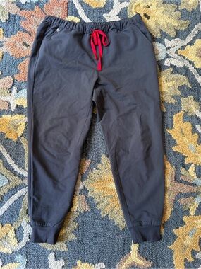 Figs Men’s Tansen Grey and Red Scrub Jogger Pants Large Short